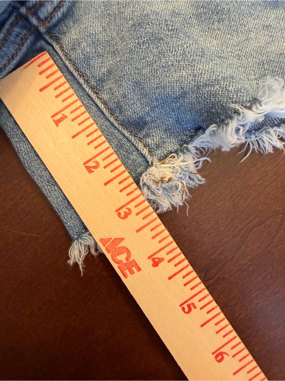 DAZE Hug Women's Size 28 Light Wash Distressed Denim Shorts Frayed Hem - Picture 10 of 10